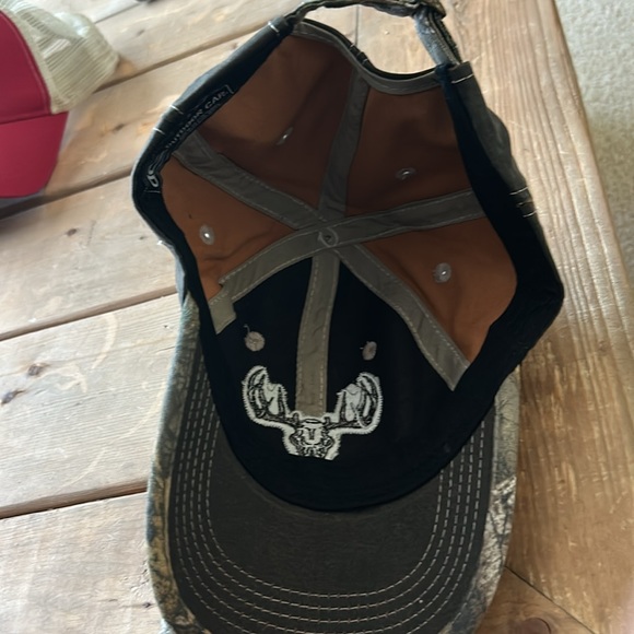 Camo hat. Never worn. - Picture 3 of 3